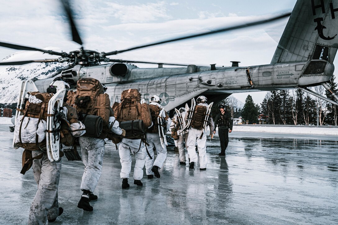 Norwegian soldiers with Armoured Battalion, Brigade Nord, Norwegian Army, load a U.S. Marine Corps CH-53E Super Stallion with Marine Heavy Helicopter Squadron 366 (HMH-366), 2nd Marine Aircraft Wing, during Exercise Cold Response 22 in Setermoen, Norway, March 15, 2022. Exercise Cold Response 22 is a biennial Norwegian national readiness and defense exercise that takes place across Norway, with participation from each of its military services, including 26 North Atlantic Treaty Organization (NATO) allied nations and regional partners. (U.S. Marine Corps photo by Sgt. William Chockey)