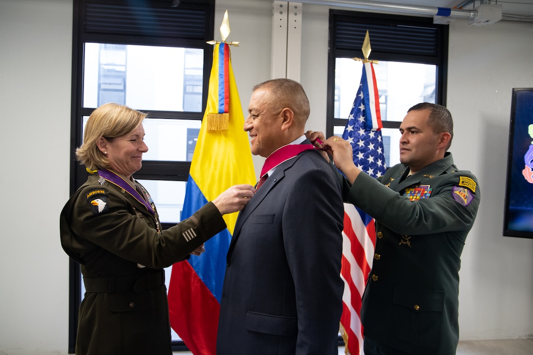 U.S. Army Gen. Laura Richardson, commander of U.S. Southern Command, presents the Legion of Merit award to retired Colombian Gen. Luis Navarro Jiménez.