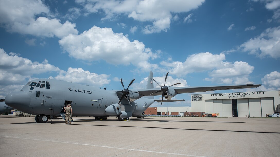A C-130J Super Hercules aircraft arrives at the Kentucky Air National Guard Base in Louisville, Ky., from Lockheed-Martin Corp. In Marietta, Ga., Aug. 25, 2022. The plane is the eighth J-model to be delivered to the 123rd Airlift Wing since November, completing the unit’s transition from legacy-model C-130H transports. (U.S. Air National Guard photo by Staff Sgt. Chloe Ochs)