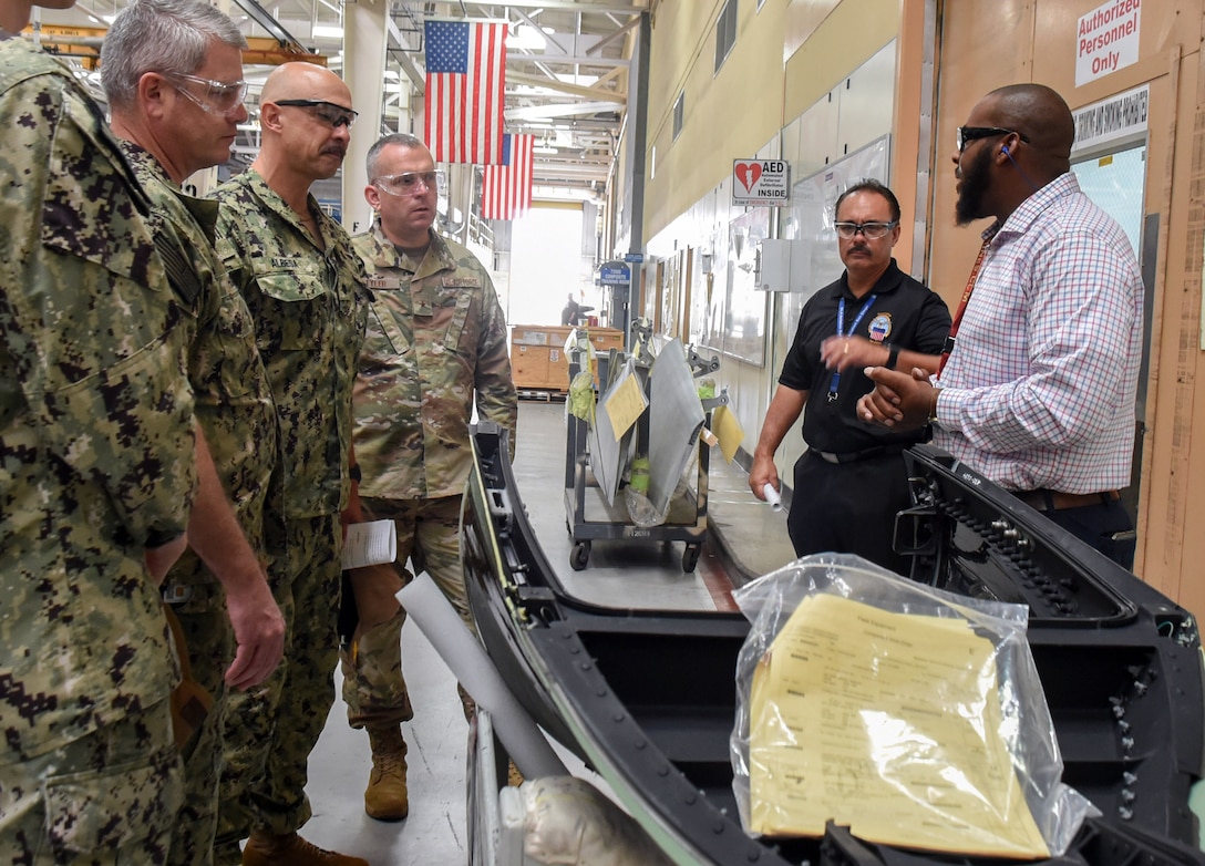 DLA Aviation Commander visits employees in San Diego