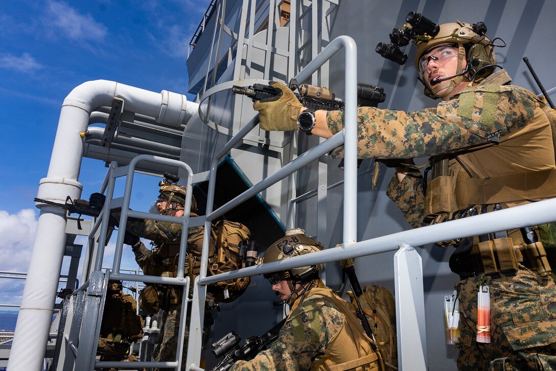 第31海兵遠征部隊の武装偵察部隊が遠征海上基地ミゲール・キースの艦上で海上船舶臨検訓練（VBSS）を行いました。