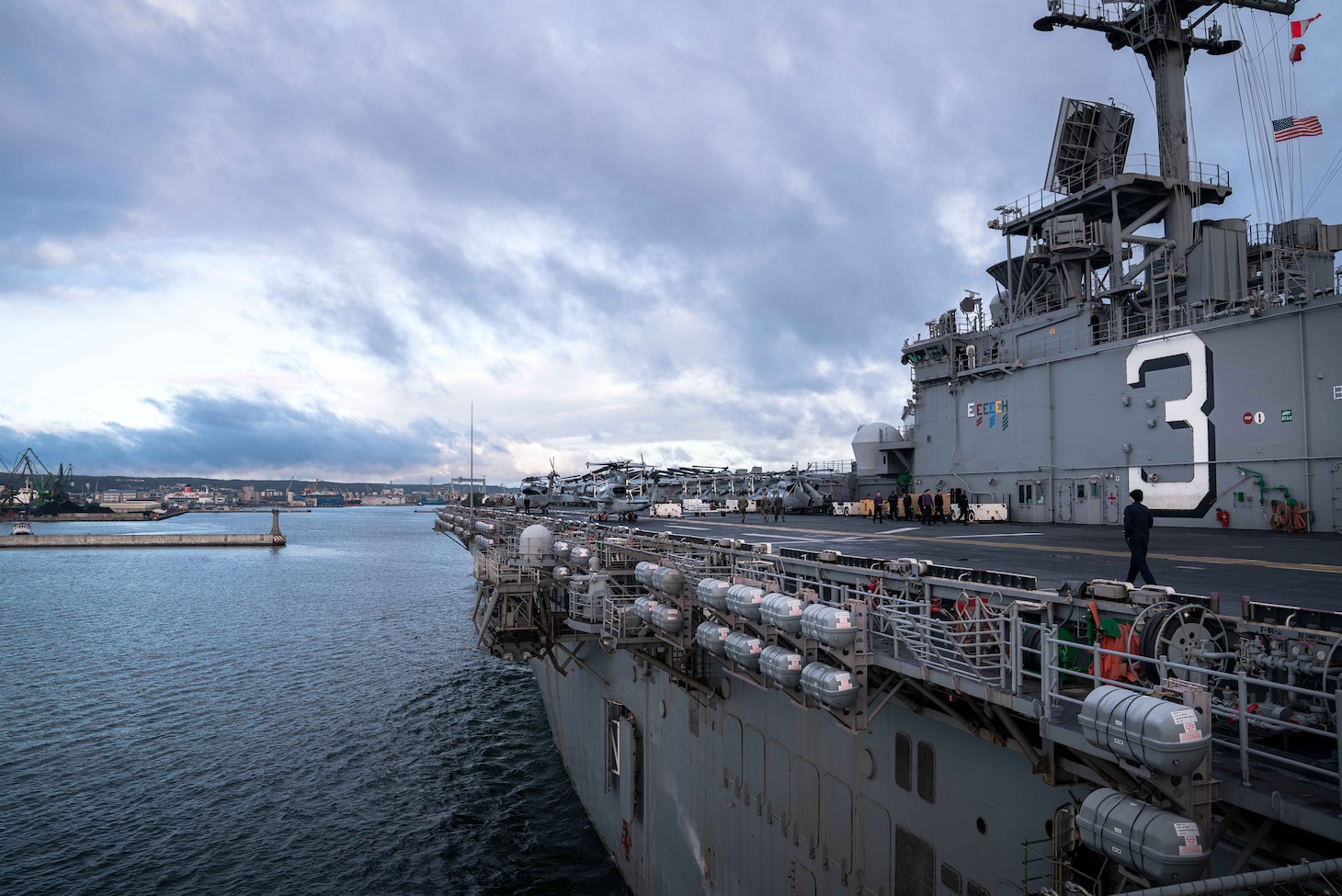 GDYNIA, Poland (Sep. 14, 2022) The Wasp-class amphibious assault ship USS Kearsarge (LHD 3) arrives in Gdynia, Poland Sep. 14, 2022, for a scheduled port visit. The Kearsarge Amphibious Ready Group and embarked 22nd Marine Expeditionary Unit, under the command and control of Task Force 61/2, is on a scheduled deployment in the U.S. Naval Forces Europe area of operations, employed by U.S. Sixth Fleet to defend U.S., allied and partner interests. (U.S. Navy photo by Mass Communication Specialist 3rd Class Taylor Parker)