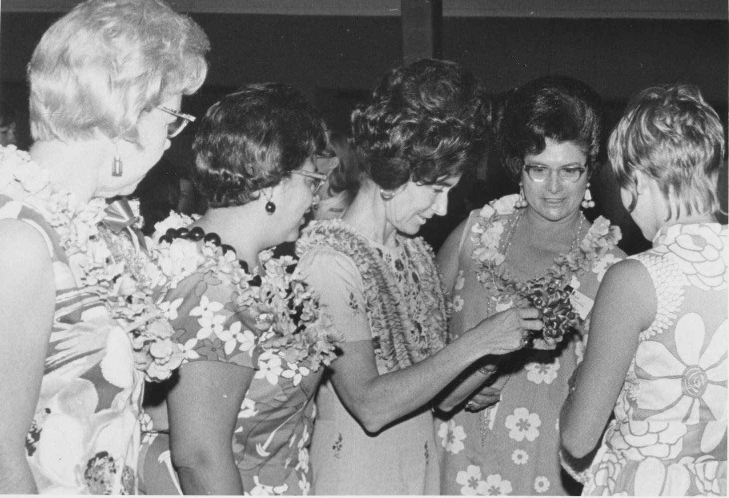 Mouza accepts flowers from a Navy spouse. Over 900 spouses gathered to greet her at the Pearl Harbor naval base.