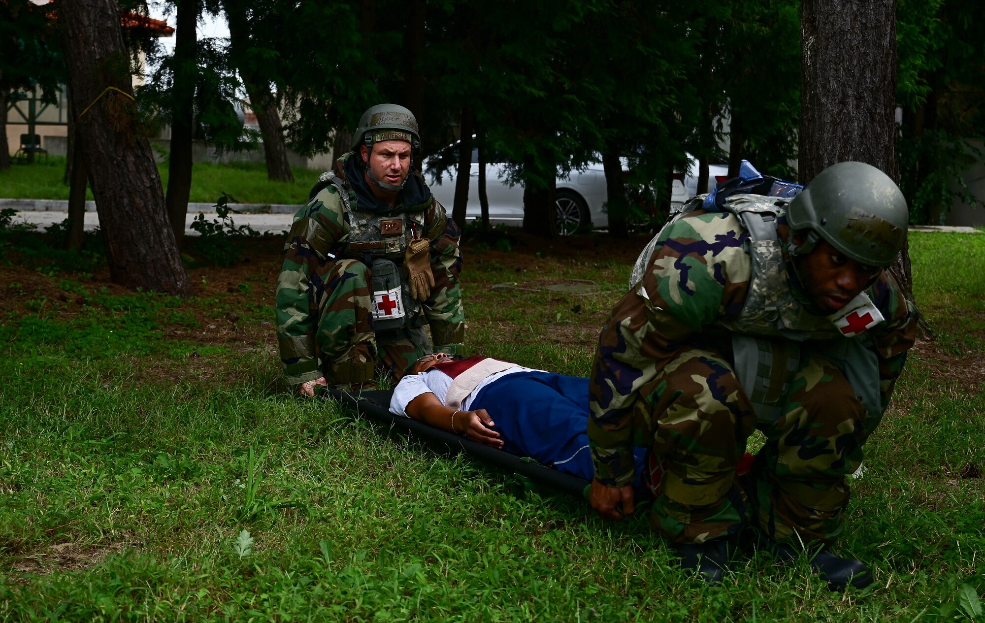 Airmen prepare to lift litter.