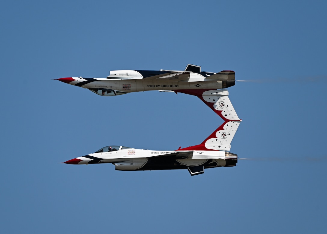 The U.S. Air Force Air Demonstration Squadron "Thunderbirds" perform an aerial demonstration during the Joint Base Andrews 2022 Air & Space Expo at JBA, Md., Sept. 18, 2022.
