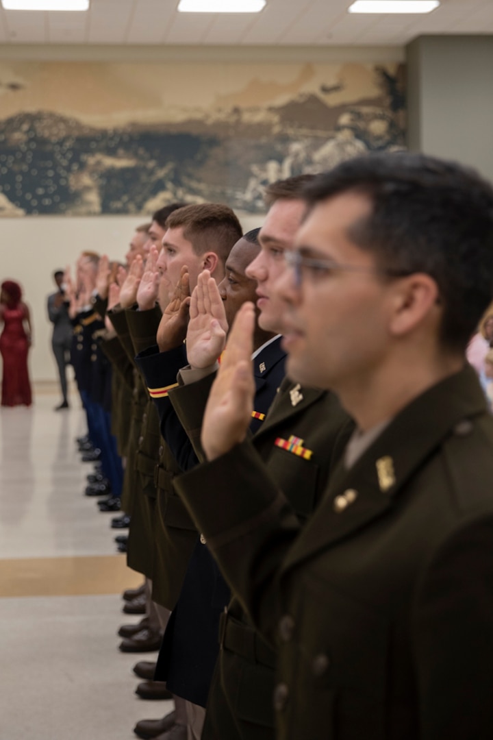 Graduates of three Officer Candidate School classes take the oath of the commissioned officer in Norman, Oklahoma, Sept. 18, 2022. The newly commissioned officers are federally recognized as second lieutenants. (Oklahoma National Guard photo by Spc. Haden Tolbert)