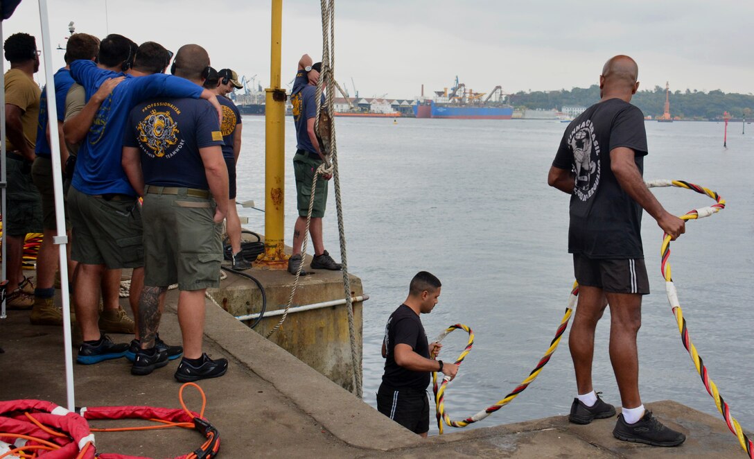 RIO DE JANEIRO – U.S. Navy divers, assigned to Mobile Diving and Salvage Unit 2 (MDSU-2) watch as their Brazilian counterparts conduct dive training during UNITAS LXIII, Sept. 14, 2022. UNITAS is the world’s longest-running maritime exercise. Hosted this year by Brazil, it brings together multinational forces from Belize, Brazil, Cameroon, Chile, Colombia, Dominican Republic, Ecuador, France, Guyana, Jamaica, Mexico, Namibia, Panama, Paraguay, Peru, South Korea, Spain, United Kingdom, Uruguay, and the United States conducting operations in and off the coast of Rio de Janeiro. The exercise trains forces to conduct joint maritime operations through the execution of anti-surface, anti-submarine, anti-air, amphibious and electronic warfare operations that enhance warfighting proficiency and increase interoperability among participating naval and marine forces. (U.S. Navy photo by Mass Communication Specialist 3rd Class Jahlena Royer/Released)