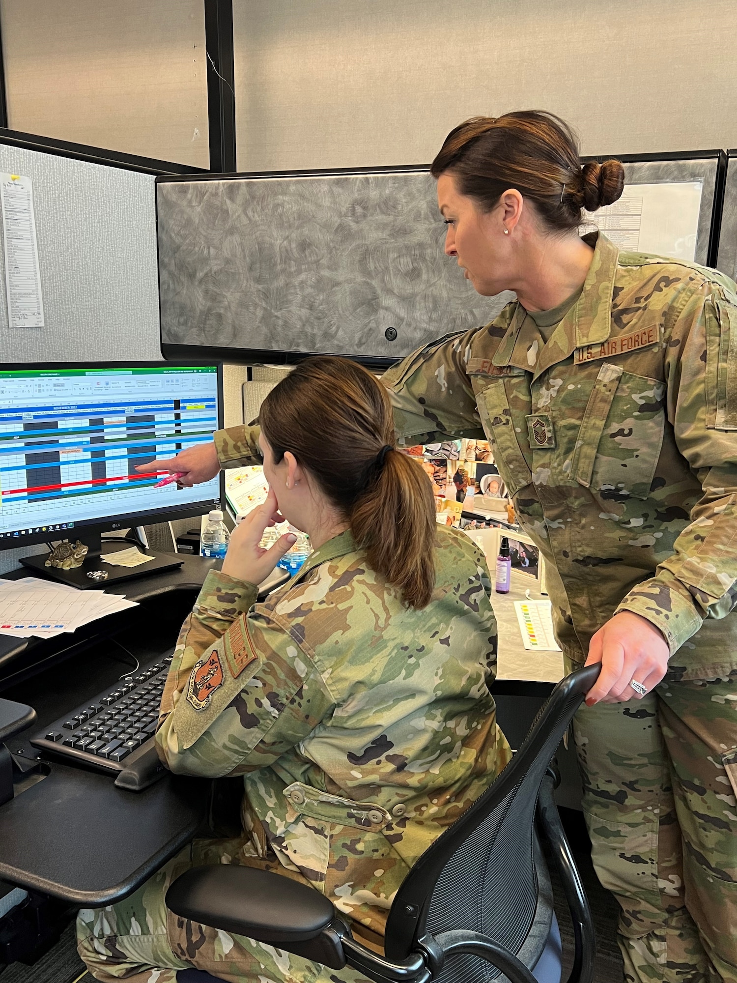 Production Assessment Team subject matter expert and 138th Fighter Wing Plans, Scheduling and Documentation specialist, Senior Master Sgt. Amber Fieker, works with 148th Fighter Wing Plans, Scheduling and Documentation specialist, Tech. Sgt. Amy Walsh during an Air National Guard Production Assessment Team site visit at the 148th Fighter Wing September 12-15, 2022.