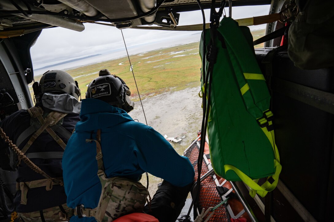 Photo of Guardsmen conducting a rescue misison
