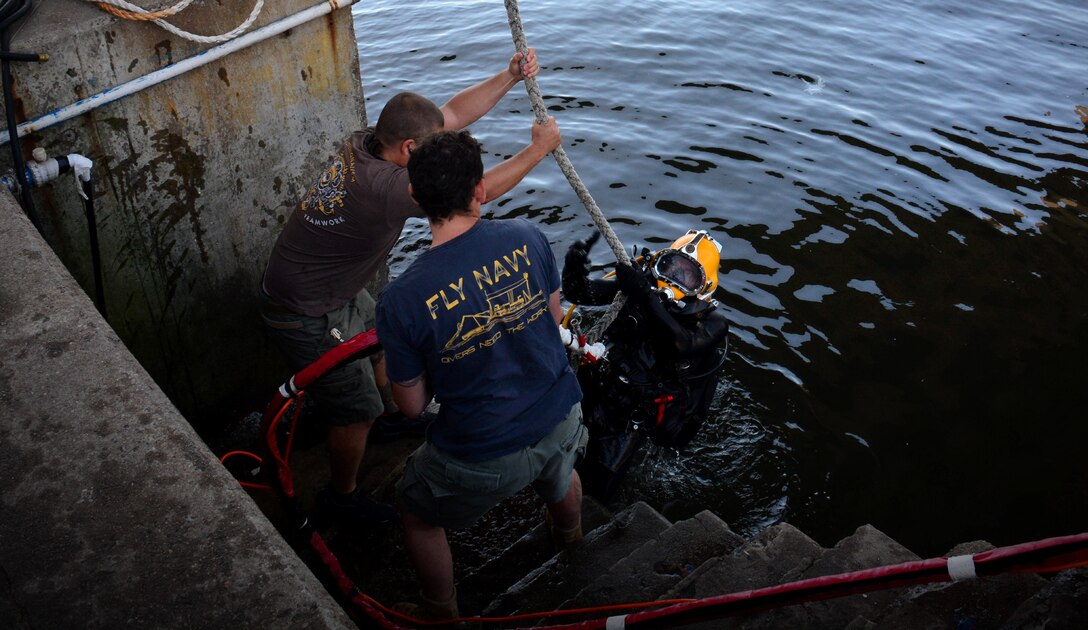 RIO DE JANEIRO – Members of Mobile Diving and Salvage Unit 2 (MDSU-2) assists a diver out of the water during UNITAS LXIII, Sept. 19, 2022. UNITAS is the world’s longest-running maritime exercise. Hosted this year by Brazil, it brings together multinational forces from Brazil, Cameroon, Chile, Colombia, Dominican Republic, Ecuador, France, Guyana, Jamaica, Mexico, Namibia, Panama, Paraguay, Peru, South Korea, Spain, United Kingdom, Uruguay, and the United States conducting operations in and off the coast of Rio de Janeiro. The exercise trains forces to conduct joint maritime operations through the execution of anti-surface, anti-submarine, anti-air, amphibious and electronic warfare operations that enhance warfighting proficiency and increase interoperability among participating naval and marine forces. (U.S. Navy photo by Mass Communication Specialist 3rd Class Jahlena Royer/Released)