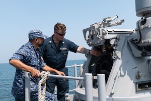 220920-N-ZA692-1361 ARABIAN GULF (Sept. 20, 2022) Gunner’s Mate 1st Class Nathan Rattelade conducts MK 38 Mod 2 25mm machine gun system training aboard patrol coastal ship USS Chinook (PC 9) with Royal Bahrain Naval Force personnel in the Arabian Gulf, Sept. 20. Chinook conducted a three-day professional exchange that ended Sept. 21.