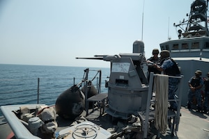 220920-N-ZA692-1507 ARABIAN GULF (Sept. 20, 2022) A Sailor from the Royal Bahrain Naval Force shoots an MK 38 Mod 2 25mm machine gun system aboard patrol coastal ship USS Chinook (PC 9), Sept. 20. Chinook conducted a three-day professional exchange that ended Sept. 21.