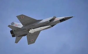 A MiG-31 with a Kinzhal hypersonic missile payload being flown over Moscow during the 2018 Moscow Victory Day Parades, 9 May 2018.