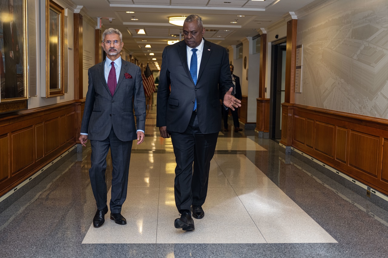 Two men walk down Pentagon hallway.