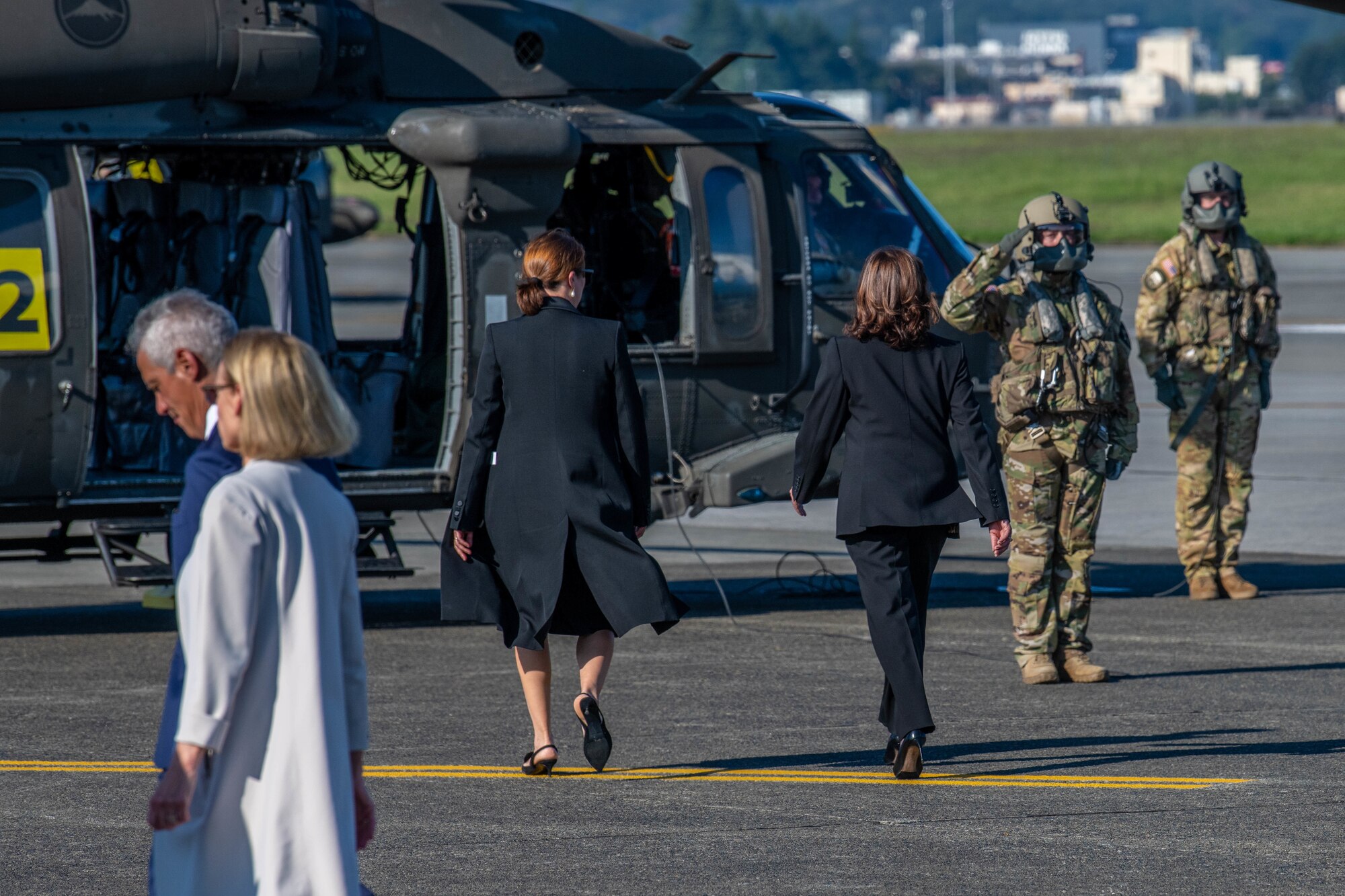 Vice President walks toward a UH-60 Black Hawk helicopter