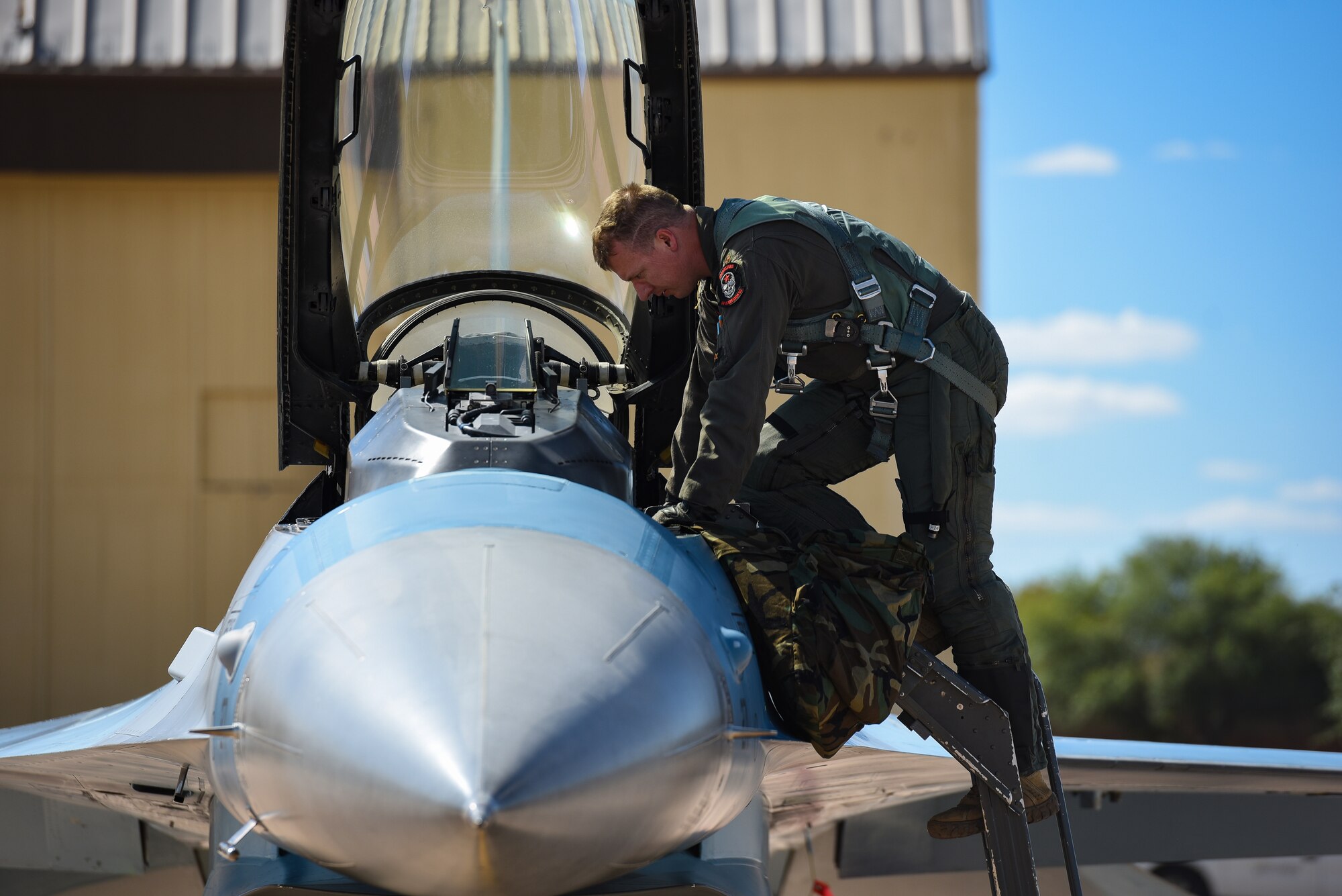 F-16 arrives at Sheppard AFB