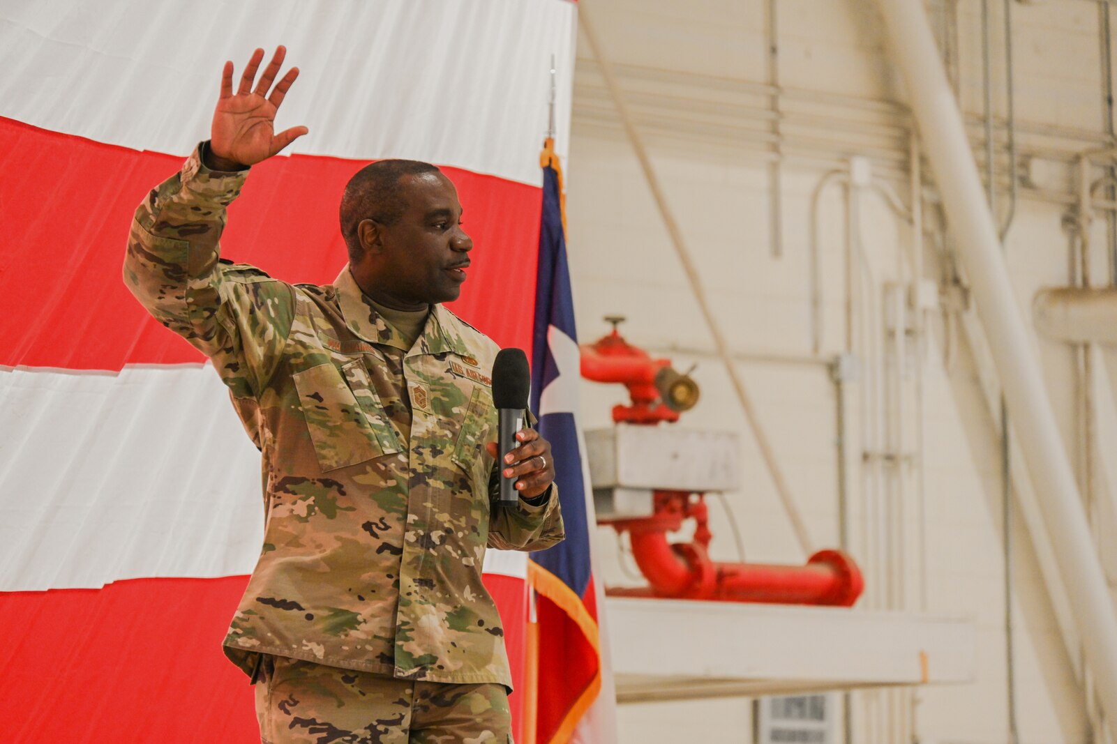ANG command chief speaks to 136 AW Airmen.