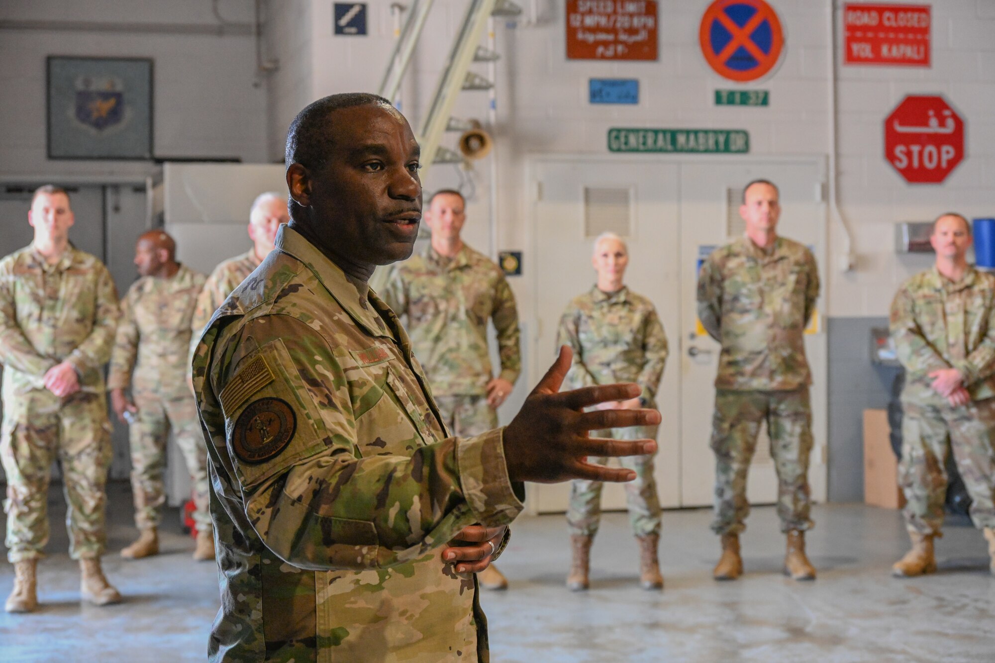 ANG command chief speaks with 136 AW Airmen.