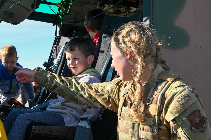 54th Helicopter Squadron Visits Glenburn Public School