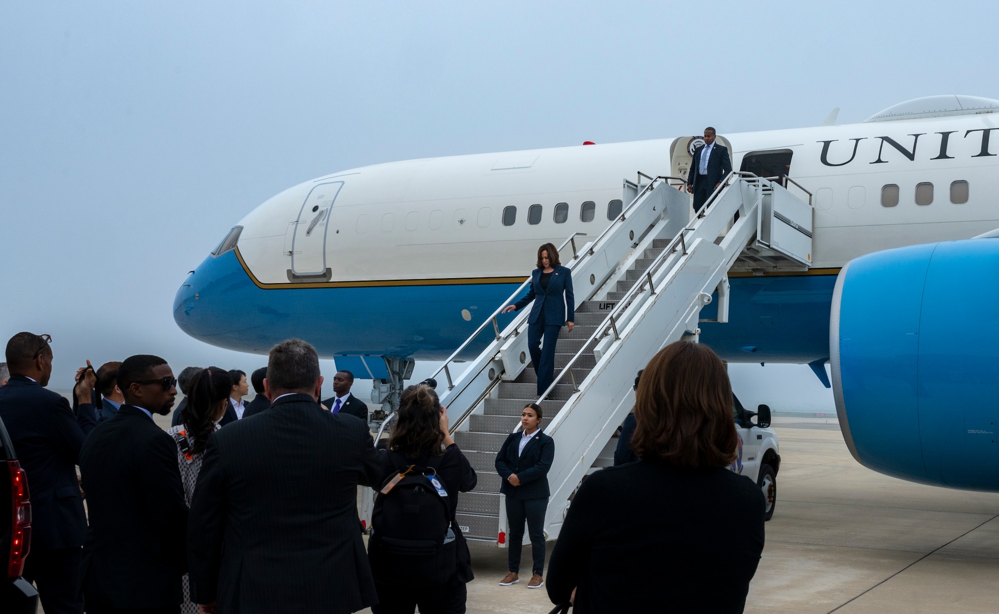 Vice President of the United States Kamala D. Harris arrives at Osan Air Base, Republic of Korea, aboard Air Force Two, Sep. 29, 2022.