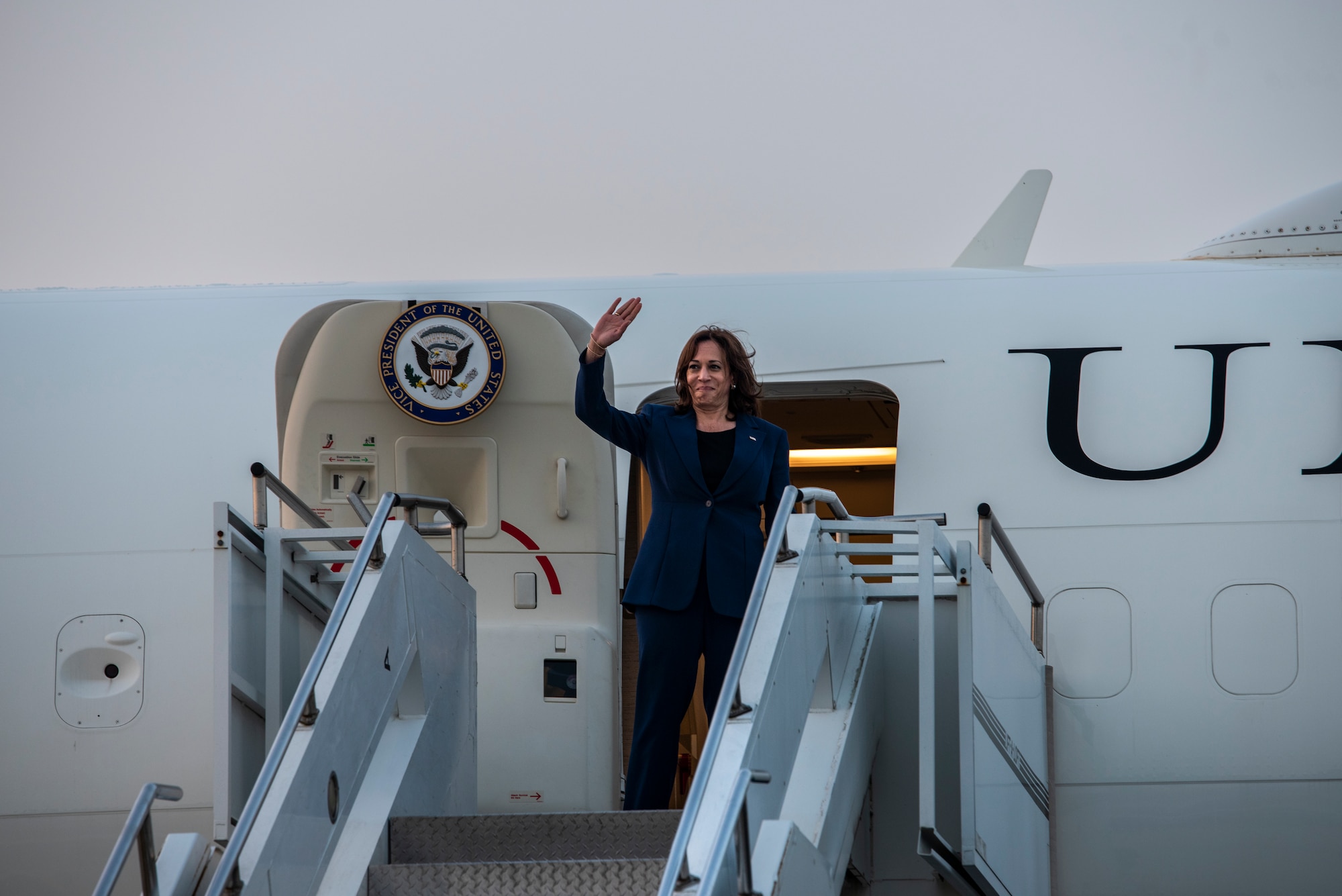 Vice President of the United States Kamala D. Harris waves goodbye to Republic of Korea representatives and U.S. service members at Osan Air Base, ROK, Sept. 29, 2022.