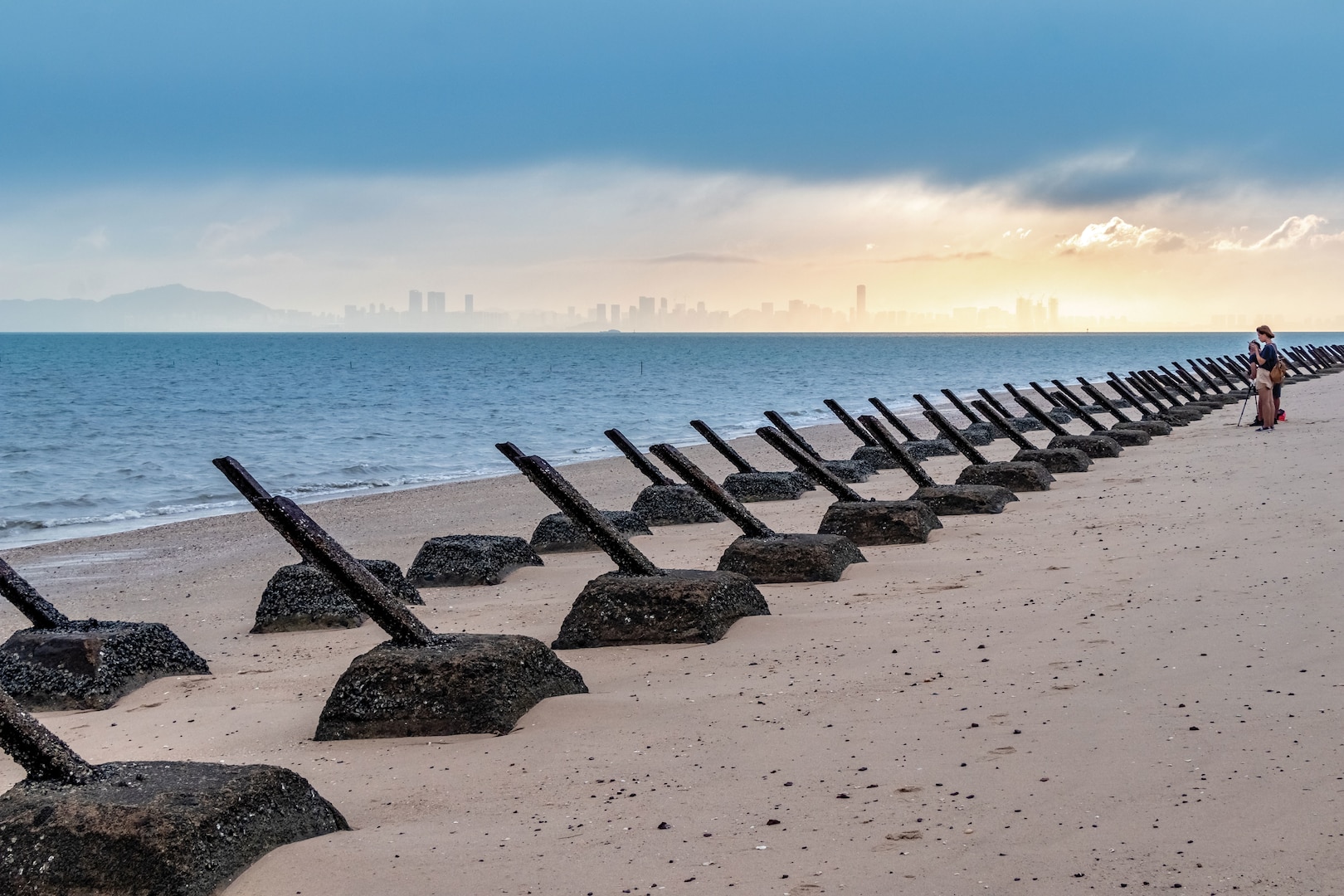 Cihu Beach is located in Kinmen County, Taiwan. You can see Xiamen City, China on the other side. The entire row of anti-landing piles inserted at an angle of 45 degrees makes this beach a special battlefield scene.