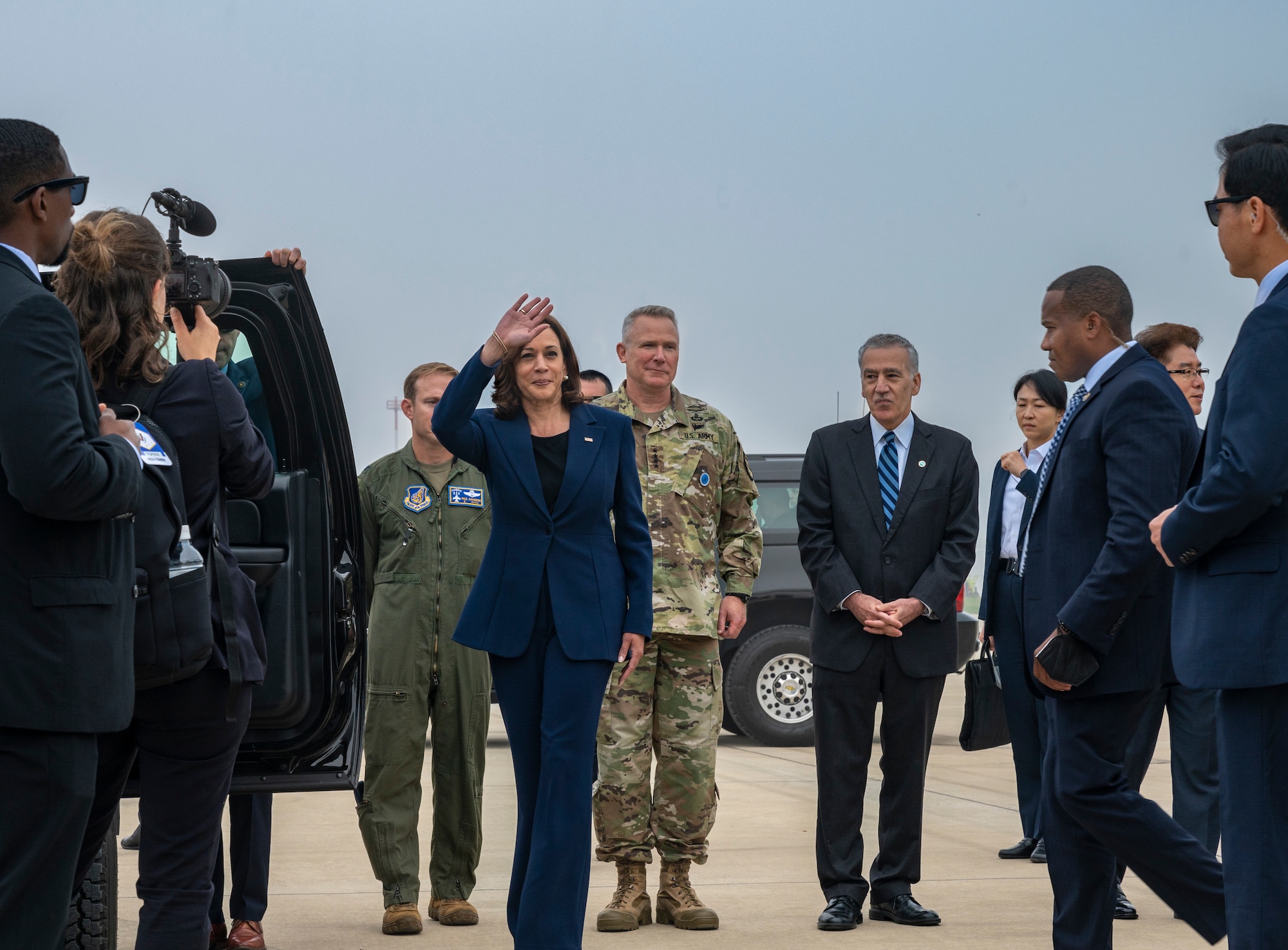 Vice President of the United States Kamala D. Harris waves to the press core after arriving at Osan Air Base, Republic of Korea, Sept. 29, 2022.