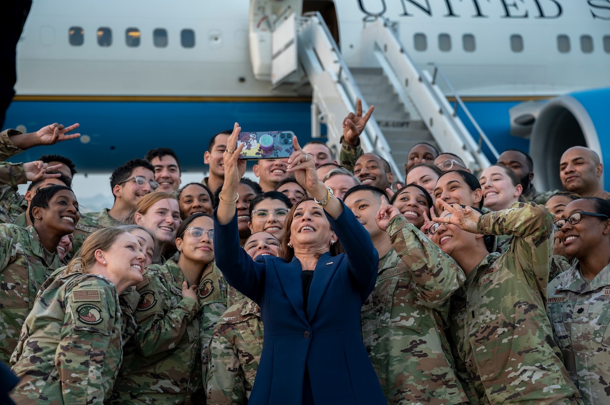 Vice President of the United States Kamala D. Harris takes a photo with U.S. Airmen at Osan Air Base, Republic of Korea, Sept. 29, 2022.