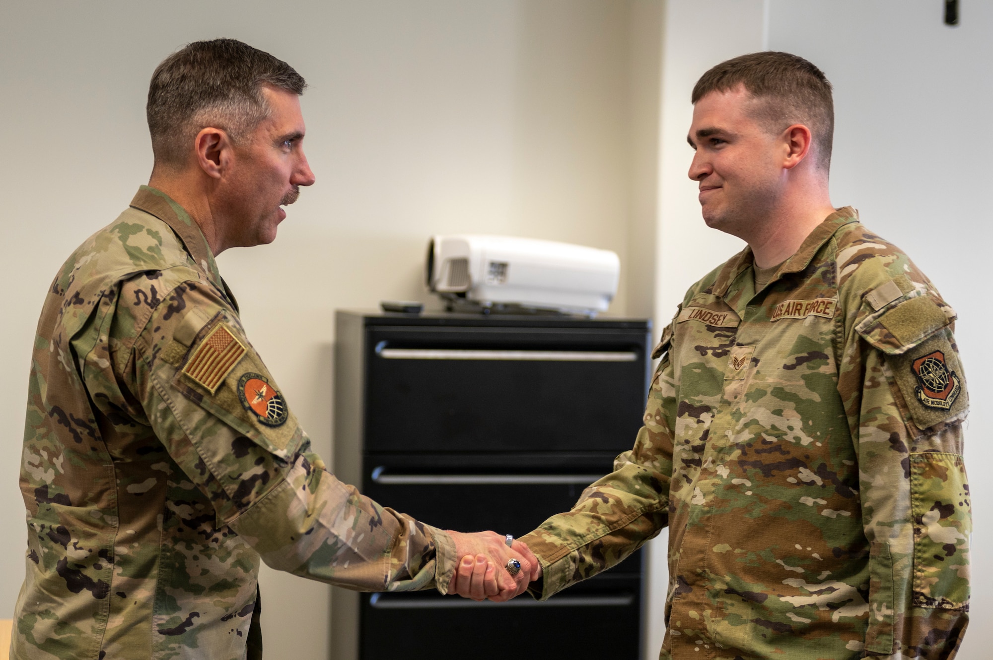 A general shakes hand of another soldier