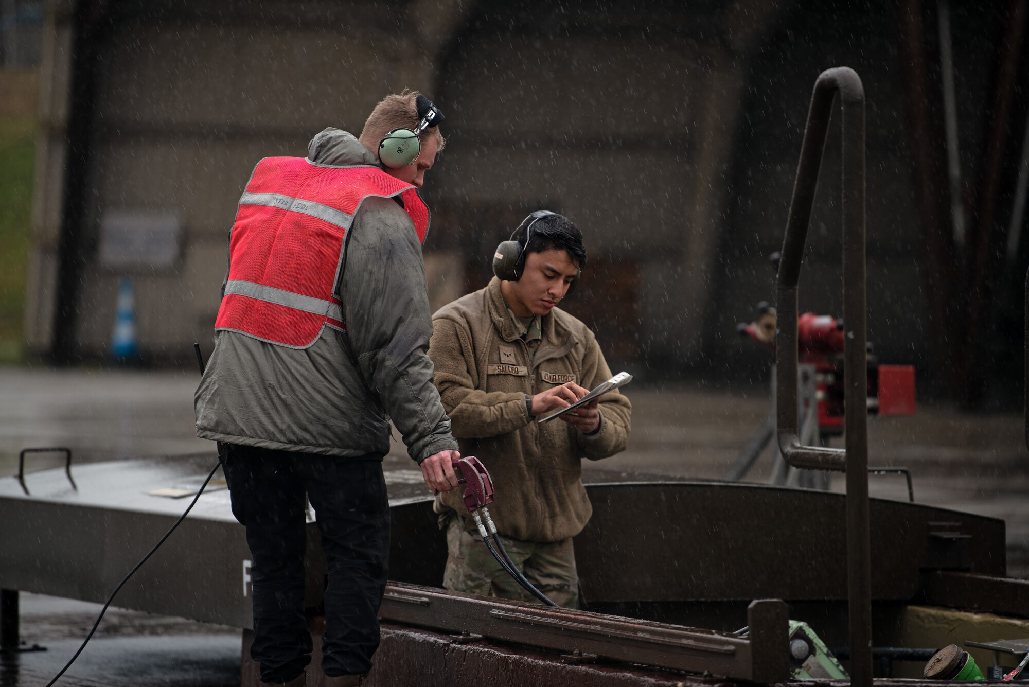 people conduct hot-pit refuel