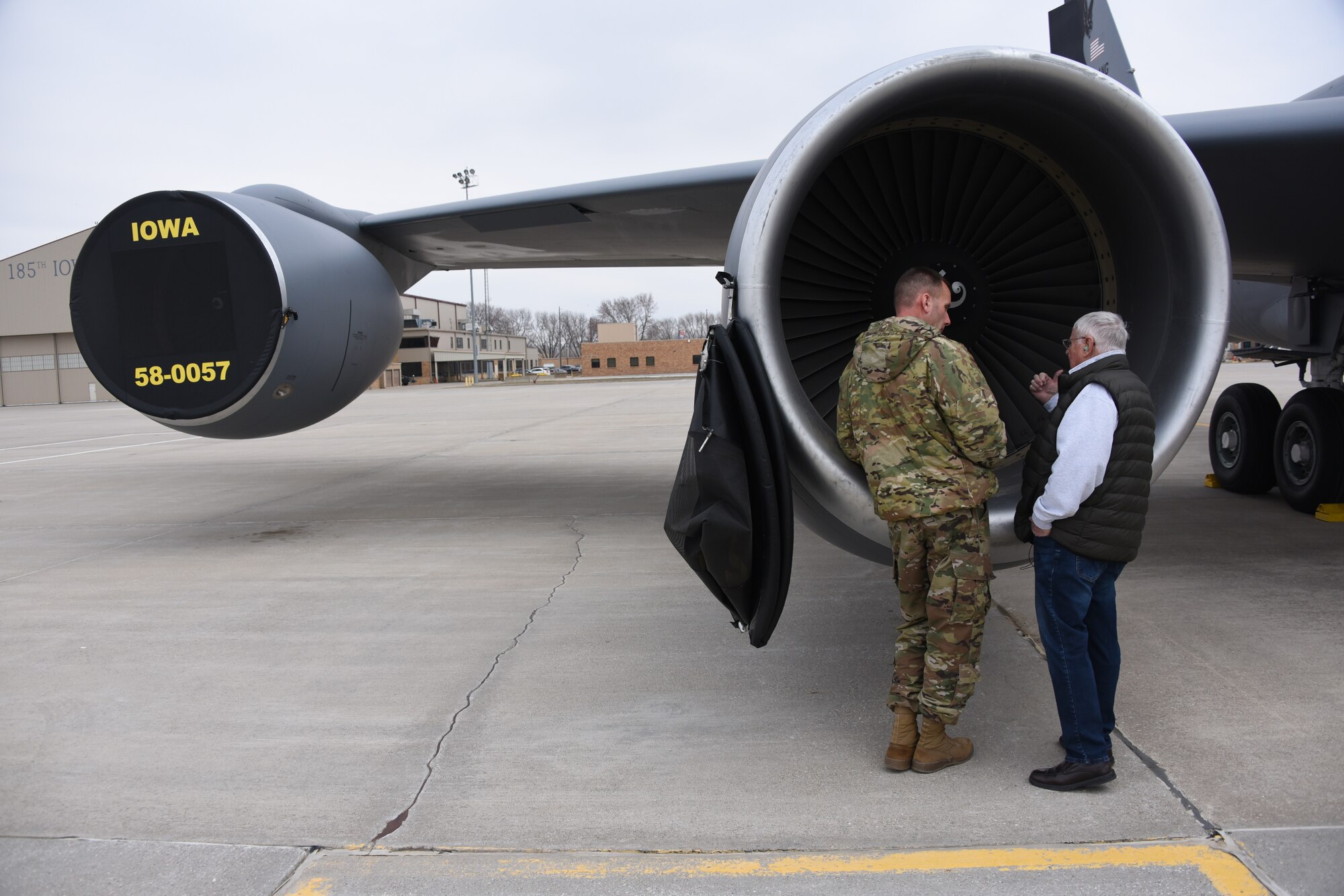 Richard Devine tours KC-135