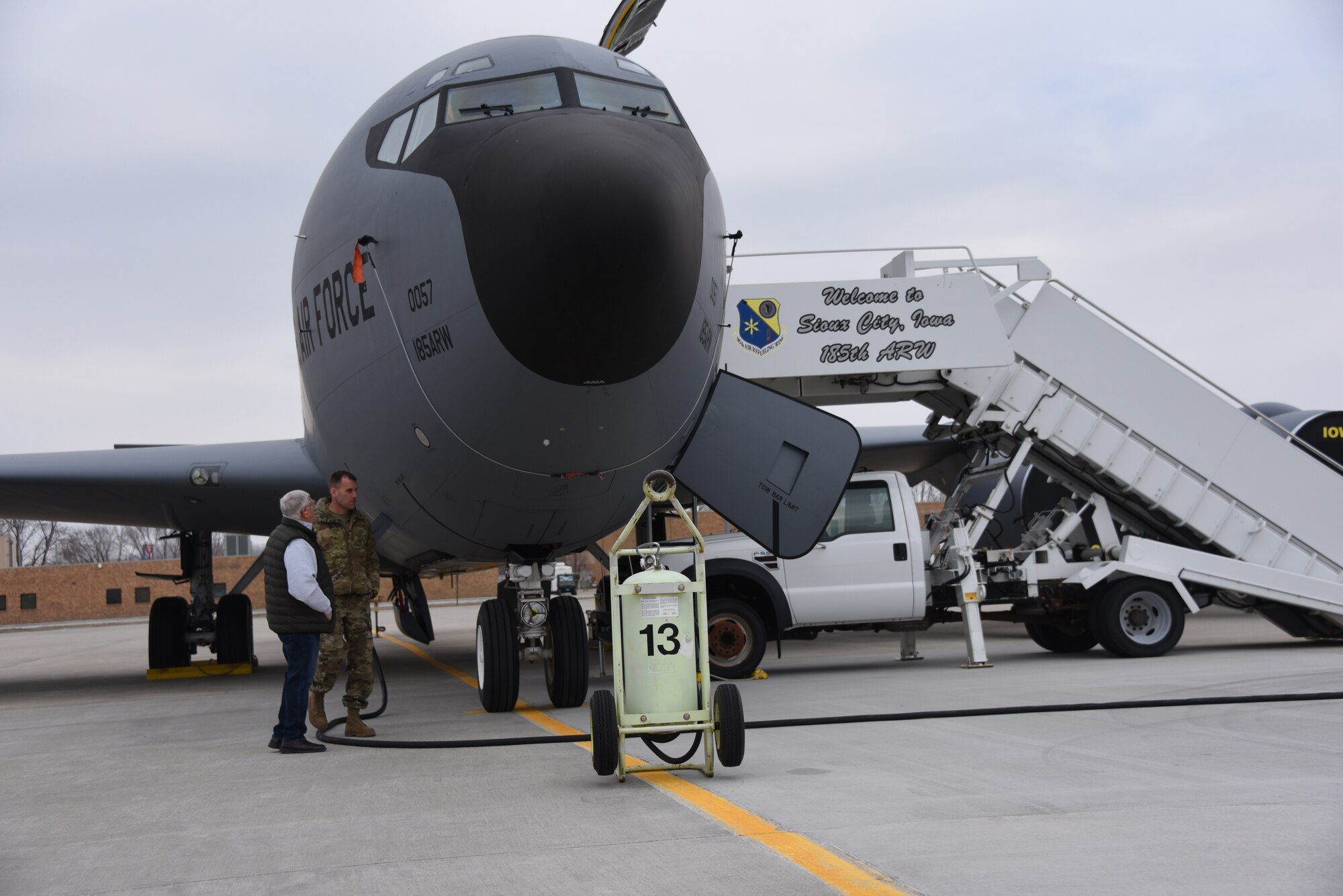 Richard Devine tours KC-135