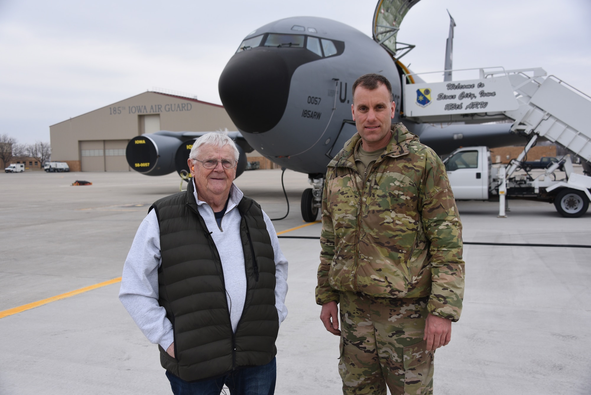 Richard Devine tours KC-135