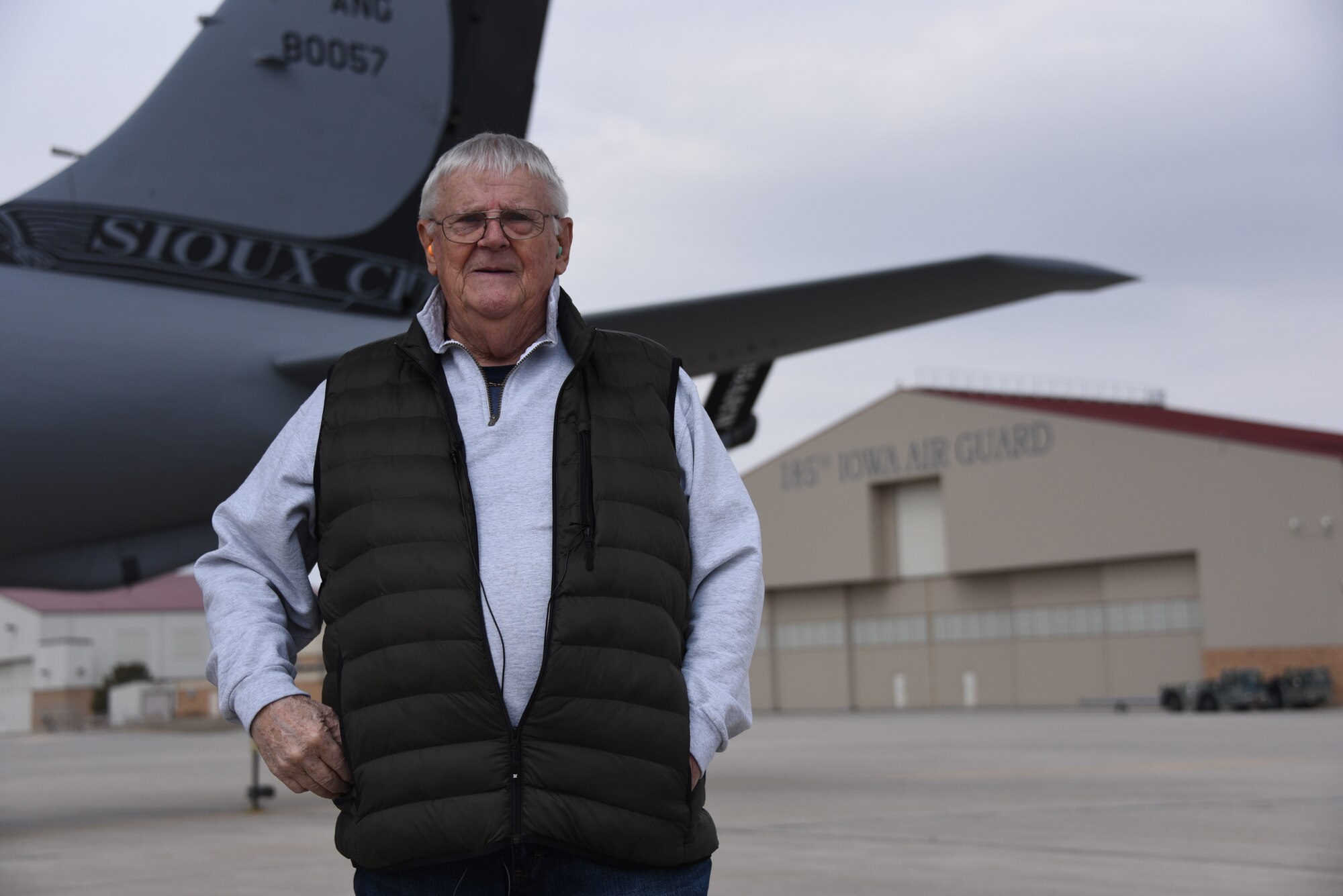 Richard Devine tours KC-135