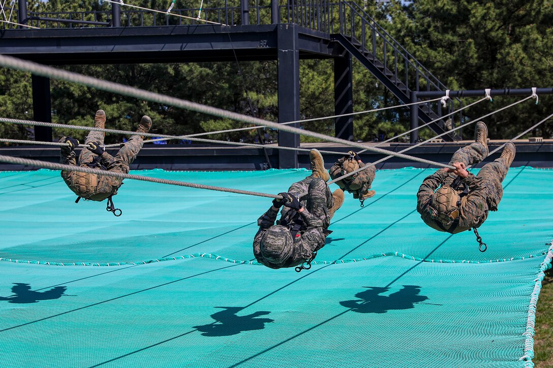 U.S. and South Korean Marines participate in a horizontal rope climb.