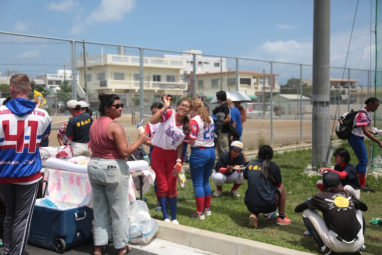 アメリカンリージョン・ファストピッチ・ソフトボールチームが北谷町立北谷中学校と沖縄市立美東中学校の合同チームが4月2日に米国人のチームと対戦しました。
チームは、昨年1月に設立されたばかりで沖縄に勤務する軍人、軍属の9歳から18歳の女子選手構成されています。
