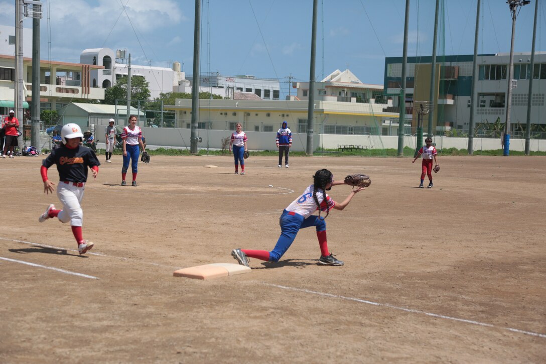 アメリカンリージョン・ファストピッチ・ソフトボールチームが北谷町立北谷中学校と沖縄市立美東中学校の合同チームが4月2日に米国人のチームと対戦しました。
チームは、昨年1月に設立されたばかりで沖縄に勤務する軍人、軍属の9歳から18歳の女子選手構成されています。