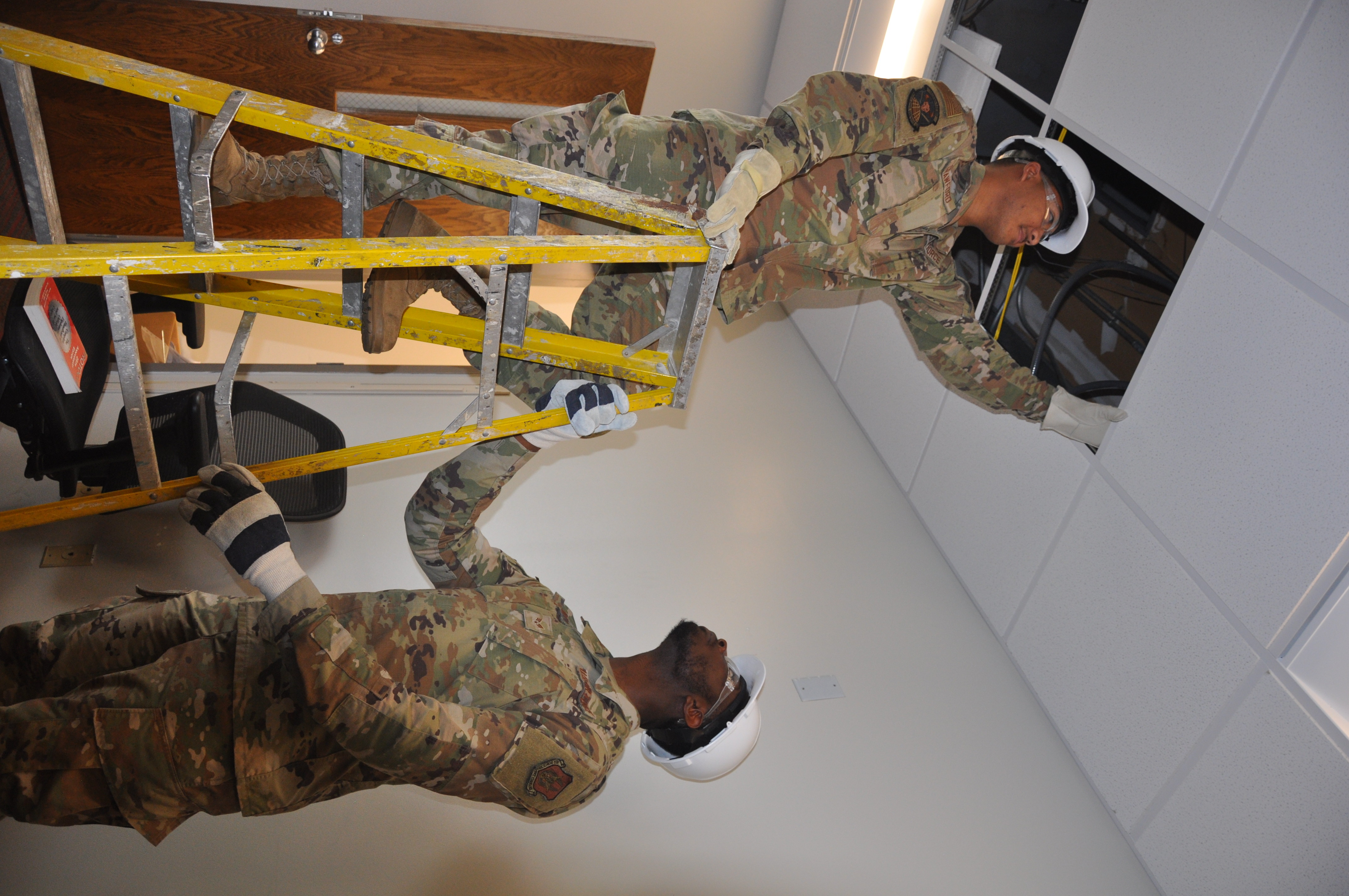 Inside the 908th Electrical Systems specialists > 927th Air Refueling