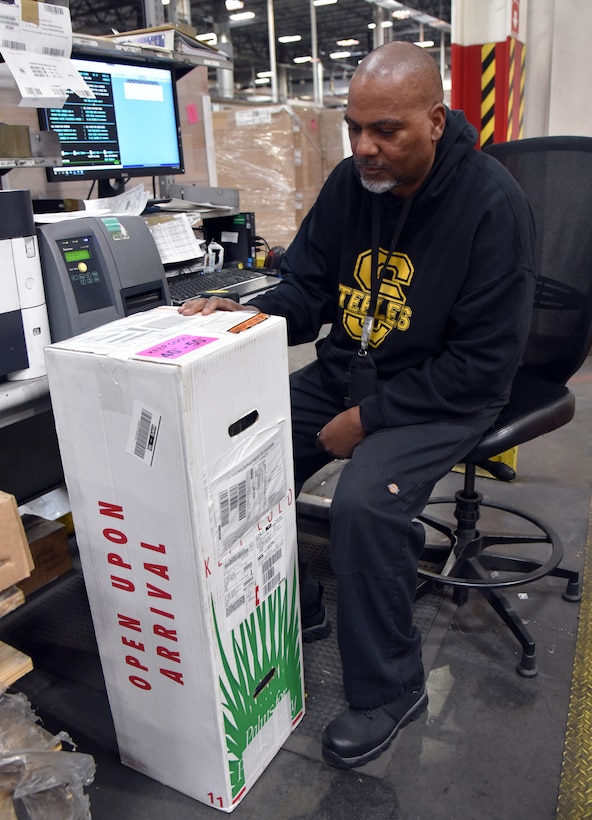 DLA Distribution and Troop Support team up for palm distribution