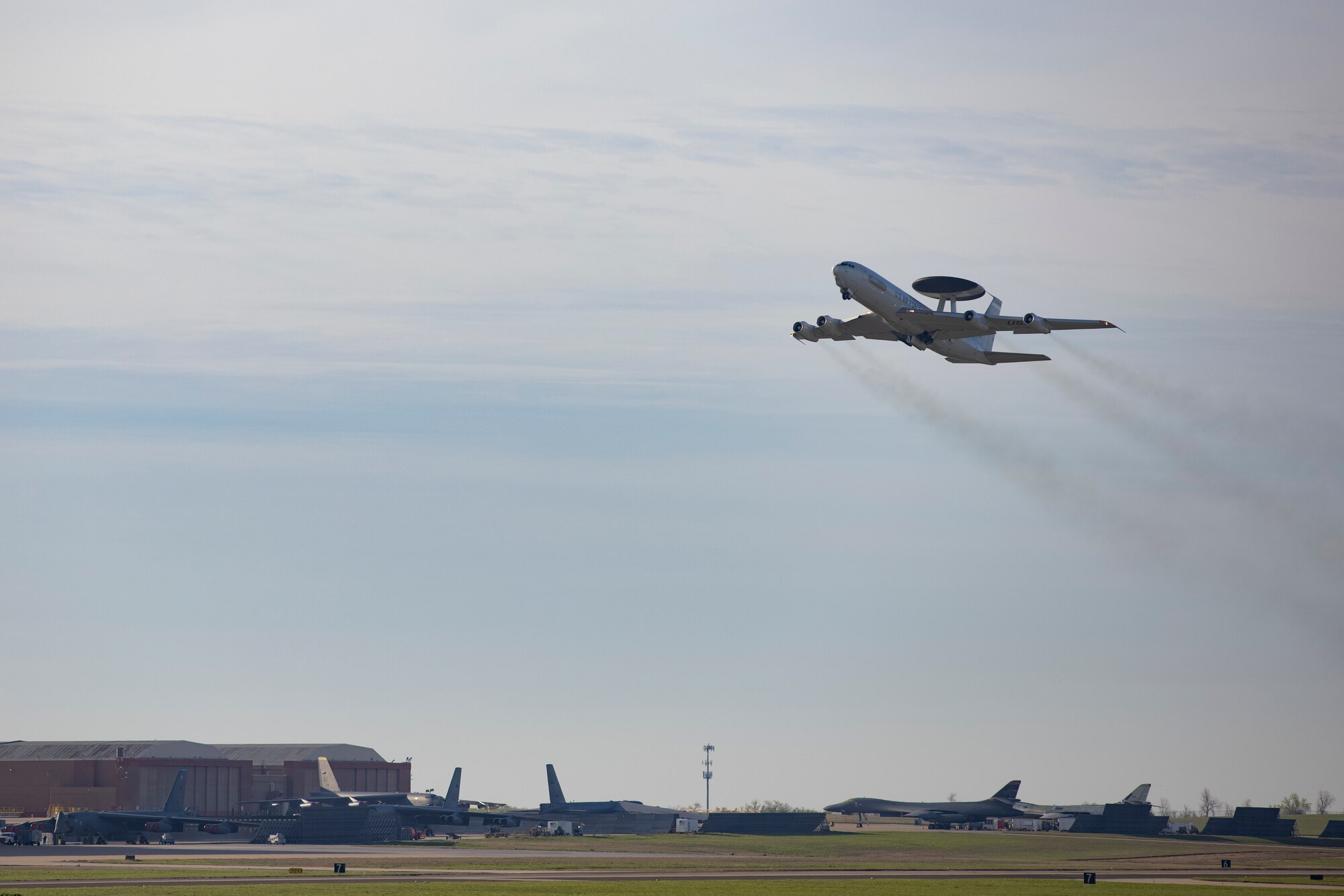 Aircraft taking off with other aircraft below on ground