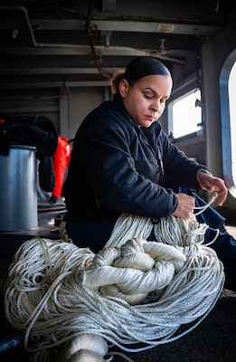 Boatswain's Mate 2nd Class Katrina Jackson splices a mooring line aboard USS Carl Vinson (CVN 70).