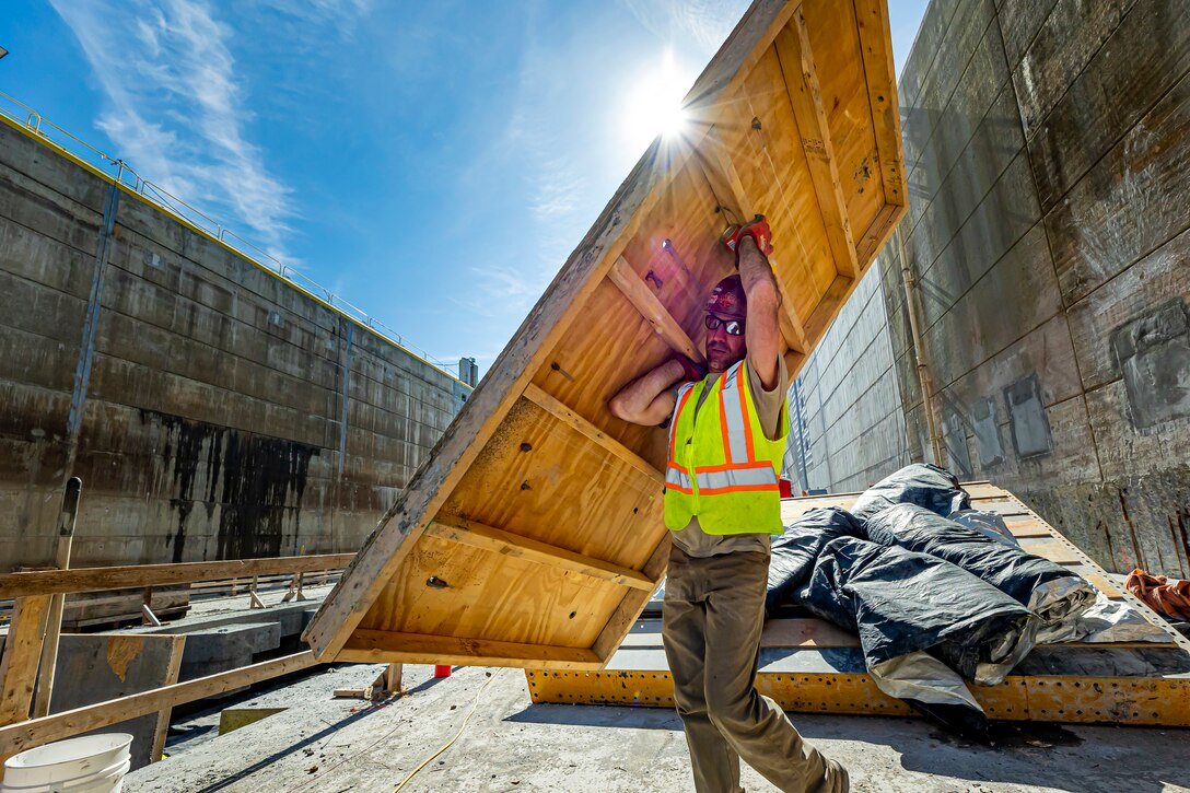 Construction for a new lock on the Monongahela River