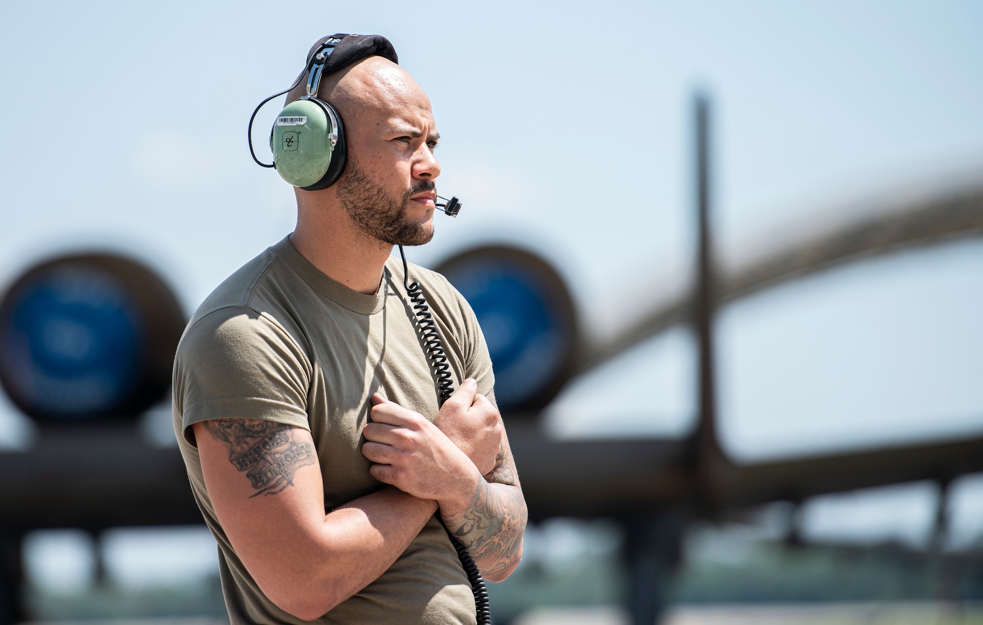 Crew chief prepares pilot for take off