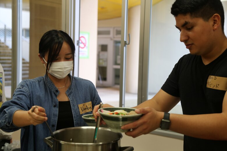 学生側は沖縄料理の代表ともいえる沖縄そばとジューシー（炊き込みご飯）、海兵隊側はチリドック（ホットドックにチリをかけたもの）を協力して一緒に作りました。