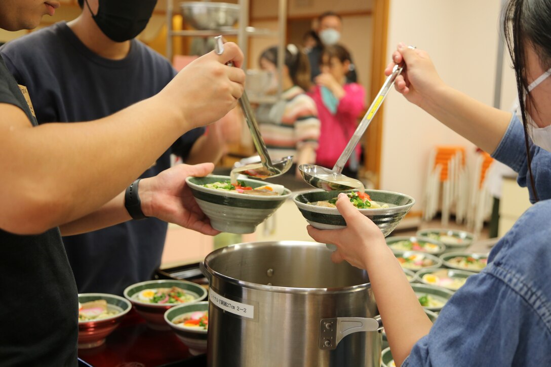 学生側は沖縄料理の代表ともいえる沖縄そばとジューシー（炊き込みご飯）、海兵隊側はチリドック（ホットドックにチリをかけたもの）を協力して一緒に作りました。