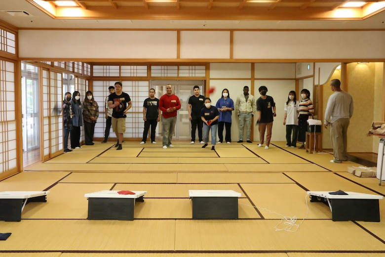 学生側は沖縄料理の代表ともいえる沖縄そばとジューシー（炊き込みご飯）、海兵隊側はチリドック（ホットドックにチリをかけたもの）を協力して一緒に作りました。