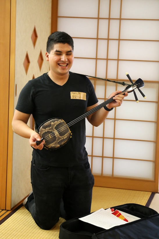 学生側は沖縄料理の代表ともいえる沖縄そばとジューシー（炊き込みご飯）、海兵隊側はチリドック（ホットドックにチリをかけたもの）を協力して一緒に作りました。