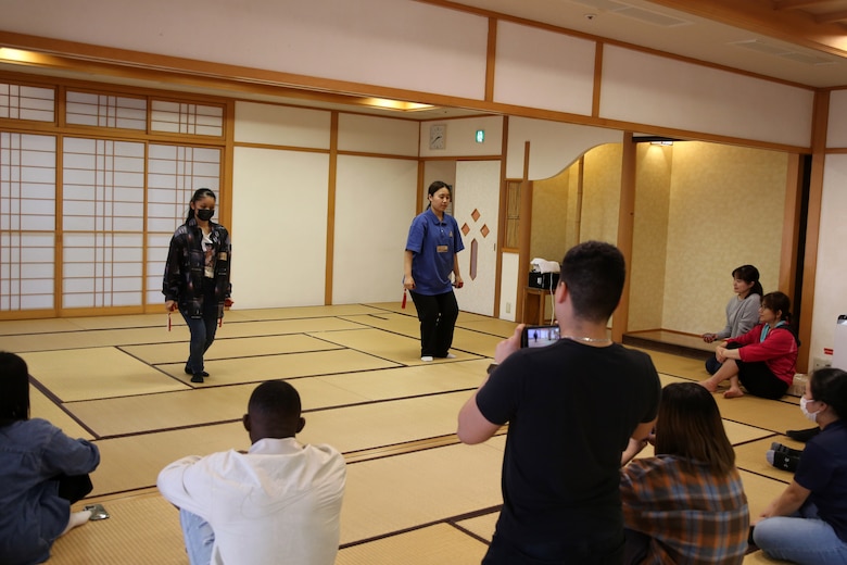 学生側は沖縄料理の代表ともいえる沖縄そばとジューシー（炊き込みご飯）、海兵隊側はチリドック（ホットドックにチリをかけたもの）を協力して一緒に作りました。