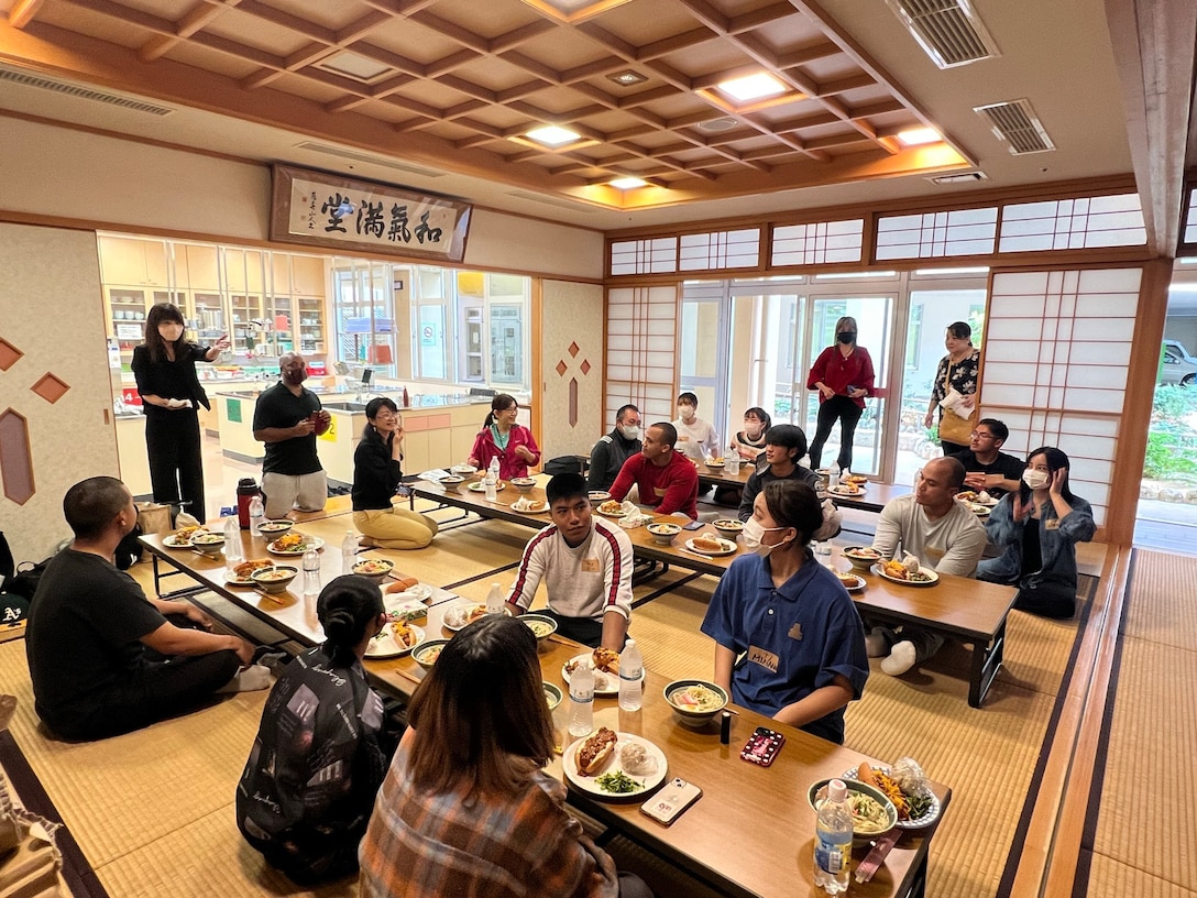 学生側は沖縄料理の代表ともいえる沖縄そばとジューシー（炊き込みご飯）、海兵隊側はチリドック（ホットドックにチリをかけたもの）を協力して一緒に作りました。