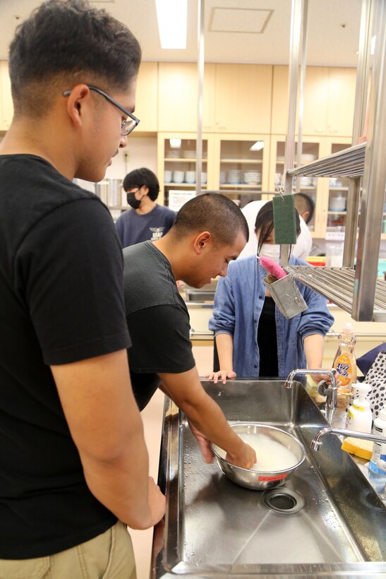 学生側は沖縄料理の代表ともいえる沖縄そばとジューシー（炊き込みご飯）、海兵隊側はチリドック（ホットドックにチリをかけたもの）を協力して一緒に作りました。